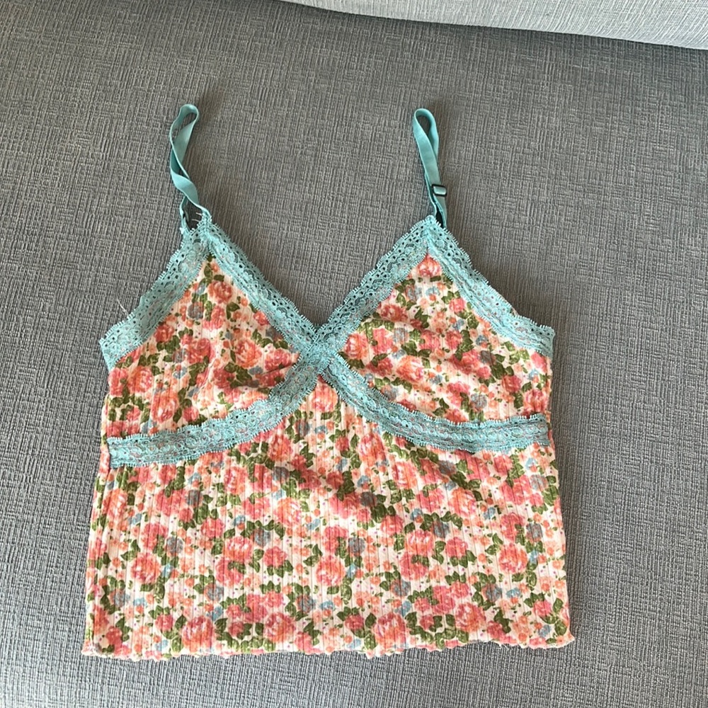 Wild Fable floral tee in size small with adjustable strap🌸